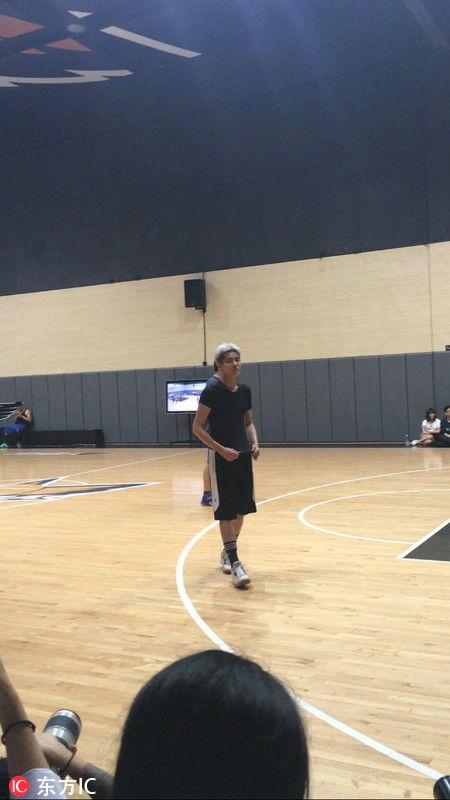 吴亦凡打篮球照片,篮球场上的运动健将