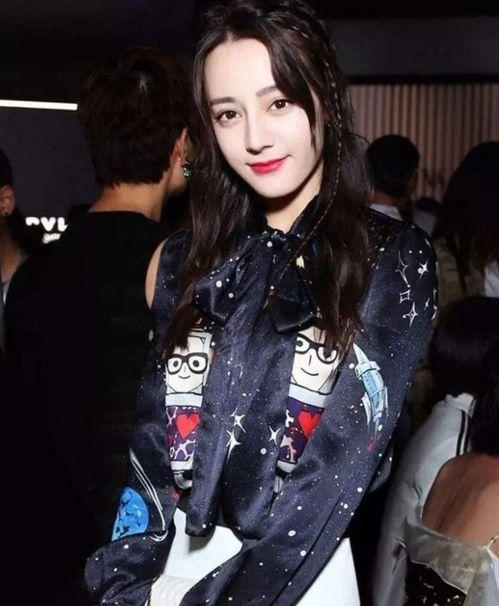 迪丽热巴戴眼镜的照片,演绎时尚新风尚