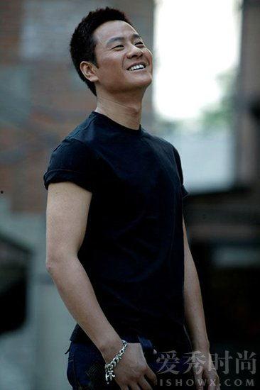 演员连奕名个人资料,从军旅演员到影视界多面手的人生历程